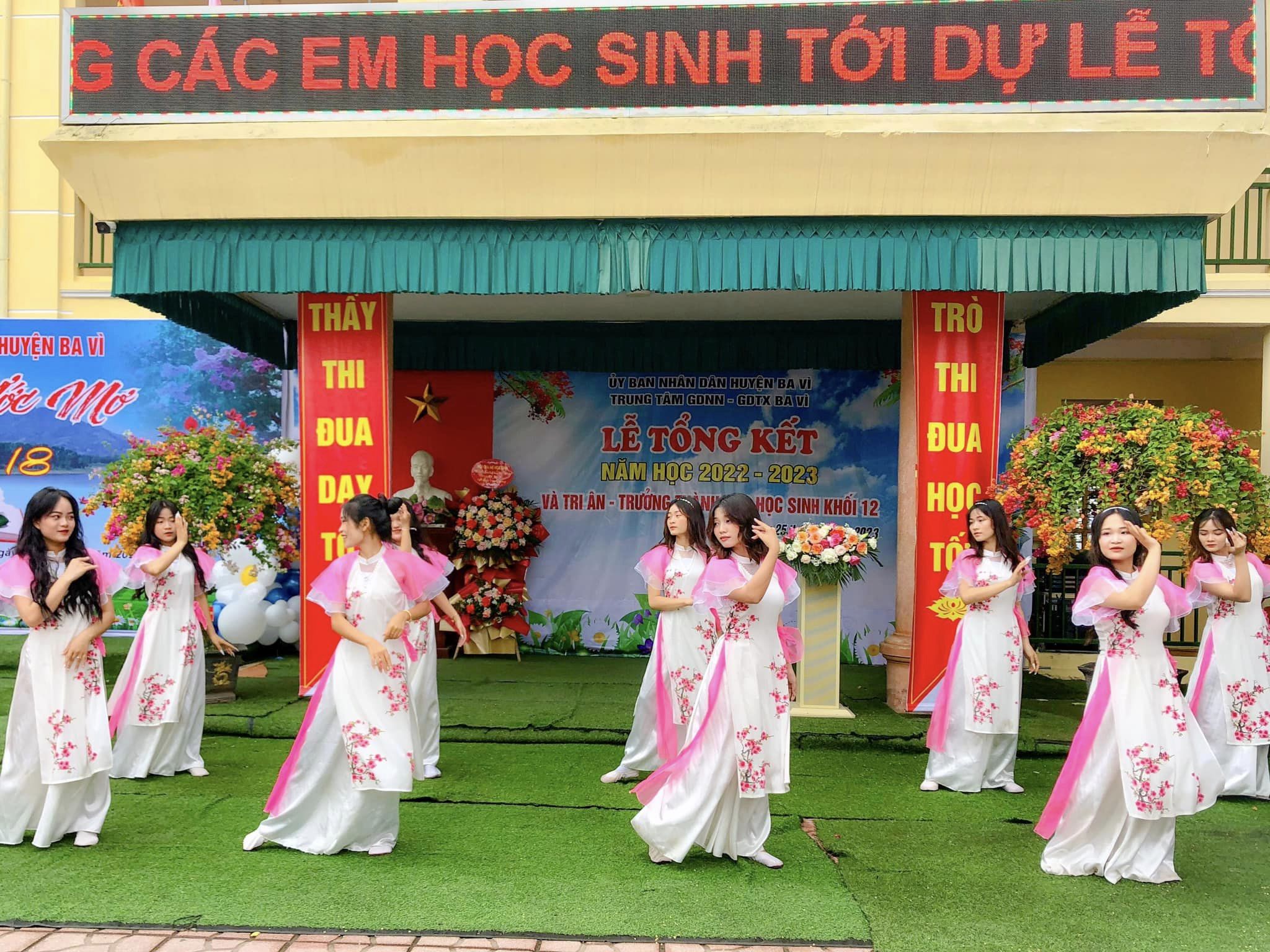 Trung tâm GDNN-GDTX Ba Vì tổ chức Lễ tổng kết và chia tay học sinh lớp 12 năm học 2022 - 2023
